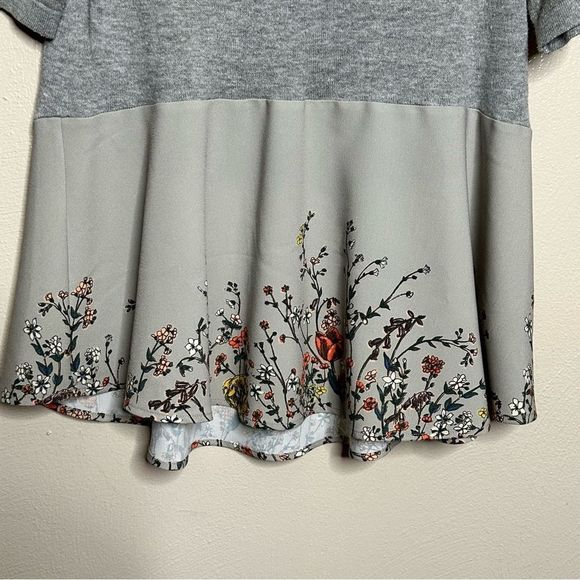ANTHROPOLOGIE MOTH Gray Knit Baby Doll Floral Top Keyhole Back Size Small - Picture 3 of 7